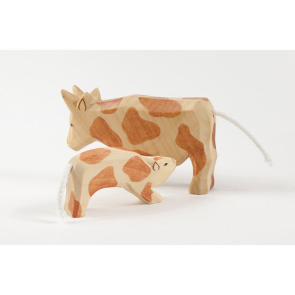 Vache debout  et veau tétant  